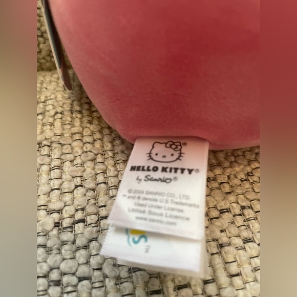 BNWT Sanrio Squishmallow Hello Kitty holding strawberry - Picture 3 of 5